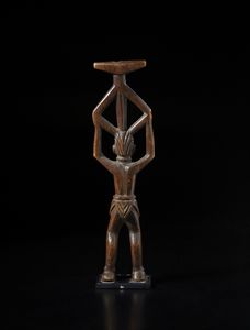 Mossi - Burkina Faso : Fischietto con figura antropomorfa con braccia alzate.Legno duro a patina chiara.  - Asta Asta 422 | AFRICA, OCEANIA E AMERICHE - ARTIGIANATO AFRICANO: VARI COMMITTENTI E SELEZIONE DALLA COLLEZIONE BARTOLOMUCCI Online - Associazione Nazionale - Case d'Asta italiane