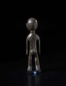 Lobi - Burkina Faso/Costa d'Avorio : Scultura antropomorfa Bateba. Legno duro con patina scura.  - Asta Asta 422 | AFRICA, OCEANIA E AMERICHE - ARTIGIANATO AFRICANO: VARI COMMITTENTI E SELEZIONE DALLA COLLEZIONE BARTOLOMUCCI Online - Associazione Nazionale - Case d'Asta italiane