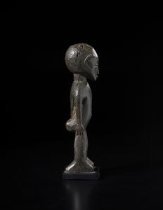 Lobi - Burkina Faso/Costa d'Avorio : Scultura antropomorfa Bateba. Legno duro con patina scura.  - Asta Asta 422 | AFRICA, OCEANIA E AMERICHE - ARTIGIANATO AFRICANO: VARI COMMITTENTI E SELEZIONE DALLA COLLEZIONE BARTOLOMUCCI Online - Associazione Nazionale - Case d'Asta italiane