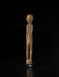 Lobi - Burkina Faso/Costa d'Avorio : Scultura  antropomorfa. Legno duro a patina naturale.  - Asta Asta 422 | AFRICA, OCEANIA E AMERICHE - ARTIGIANATO AFRICANO: VARI COMMITTENTI E SELEZIONE DALLA COLLEZIONE BARTOLOMUCCI Online - Associazione Nazionale - Case d'Asta italiane