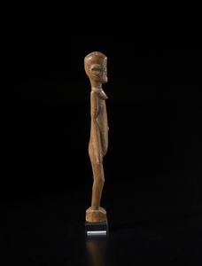 Lobi - Burkina Faso/Costa d'Avorio : Scultura  antropomorfa. Legno duro a patina naturale.  - Asta Asta 422 | AFRICA, OCEANIA E AMERICHE - ARTIGIANATO AFRICANO: VARI COMMITTENTI E SELEZIONE DALLA COLLEZIONE BARTOLOMUCCI Online - Associazione Nazionale - Case d'Asta italiane