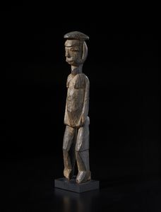 Lobi - Burkina Faso/Costa d'Avorio : Scultura antropomorfa Bateba. Legno duro a patina scura.  - Asta Asta 422 | AFRICA, OCEANIA E AMERICHE - ARTIGIANATO AFRICANO: VARI COMMITTENTI E SELEZIONE DALLA COLLEZIONE BARTOLOMUCCI Online - Associazione Nazionale - Case d'Asta italiane