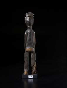 Lobi - Burkina Faso/Costa d'Avorio : Scultura antropomorfa Bateba. Legno duro a patina scura.  - Asta Asta 422 | AFRICA, OCEANIA E AMERICHE - ARTIGIANATO AFRICANO: VARI COMMITTENTI E SELEZIONE DALLA COLLEZIONE BARTOLOMUCCI Online - Associazione Nazionale - Case d'Asta italiane