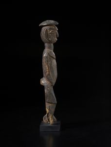 Lobi - Burkina Faso/Costa d'Avorio : Scultura antropomorfa Bateba. Legno duro a patina scura.  - Asta Asta 422 | AFRICA, OCEANIA E AMERICHE - ARTIGIANATO AFRICANO: VARI COMMITTENTI E SELEZIONE DALLA COLLEZIONE BARTOLOMUCCI Online - Associazione Nazionale - Case d'Asta italiane