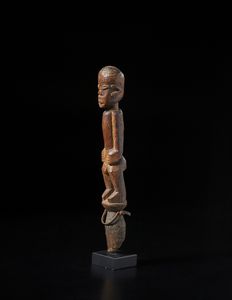 Lobi - Burkina Faso/Costa d'Avorio : Scultura-palo in legno duro, metallo.  - Asta Asta 422 | AFRICA, OCEANIA E AMERICHE - ARTIGIANATO AFRICANO: VARI COMMITTENTI E SELEZIONE DALLA COLLEZIONE BARTOLOMUCCI Online - Associazione Nazionale - Case d'Asta italiane