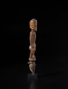 Lobi - Burkina Faso/Costa d'Avorio : Scultura-palo in legno duro, metallo.  - Asta Asta 422 | AFRICA, OCEANIA E AMERICHE - ARTIGIANATO AFRICANO: VARI COMMITTENTI E SELEZIONE DALLA COLLEZIONE BARTOLOMUCCI Online - Associazione Nazionale - Case d'Asta italiane