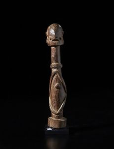 Wurkum - Nigeria - Scultura  antropomorfa stilizzata. Legno duro a patina bruno-rossastra.