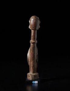 Wurkum - Nigeria : Scultura  antropomorfa stilizzata. Legno duro a patina bruno-rossastra.  - Asta Asta 422 | AFRICA, OCEANIA E AMERICHE - ARTIGIANATO AFRICANO: VARI COMMITTENTI E SELEZIONE DALLA COLLEZIONE BARTOLOMUCCI Online - Associazione Nazionale - Case d'Asta italiane