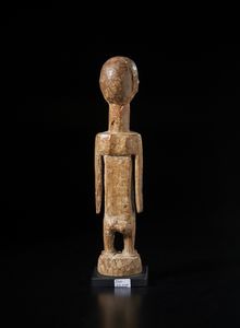 Ewe - Ghana : Scultura antropomorfa. Legno a patina chiara e tracce di caolino.  - Asta Asta 422 | AFRICA, OCEANIA E AMERICHE - ARTIGIANATO AFRICANO: VARI COMMITTENTI E SELEZIONE DALLA COLLEZIONE BARTOLOMUCCI Online - Associazione Nazionale - Case d'Asta italiane