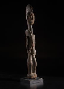 Mossi - Burkina Faso : Scultura antropomorfa di dignitario con insegna di rango. Legno duro a patina naturale.  - Asta Asta 422 | AFRICA, OCEANIA E AMERICHE - ARTIGIANATO AFRICANO: VARI COMMITTENTI E SELEZIONE DALLA COLLEZIONE BARTOLOMUCCI Online - Associazione Nazionale - Case d'Asta italiane