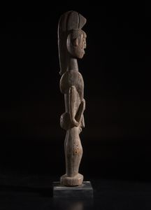 Mossi - Burkina Faso : Scultura antropomorfa di dignitario con insegna di rango. Legno duro a patina naturale.  - Asta Asta 422 | AFRICA, OCEANIA E AMERICHE - ARTIGIANATO AFRICANO: VARI COMMITTENTI E SELEZIONE DALLA COLLEZIONE BARTOLOMUCCI Online - Associazione Nazionale - Case d'Asta italiane