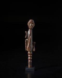 Fon - Nigeria/Benin - Scettro o parte sommitale di bastone con  scultura antropomorfa.Legno a patina marrone e pigmento.