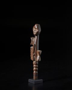 Fon - Nigeria/Benin : Scettro o parte sommitale di bastone con  scultura antropomorfa.Legno a patina marrone e pigmento.  - Asta Asta 422 | AFRICA, OCEANIA E AMERICHE - ARTIGIANATO AFRICANO: VARI COMMITTENTI E SELEZIONE DALLA COLLEZIONE BARTOLOMUCCI Online - Associazione Nazionale - Case d'Asta italiane