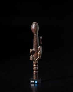 Fon - Nigeria/Benin : Scettro o parte sommitale di bastone con  scultura antropomorfa.Legno a patina marrone e pigmento.  - Asta Asta 422 | AFRICA, OCEANIA E AMERICHE - ARTIGIANATO AFRICANO: VARI COMMITTENTI E SELEZIONE DALLA COLLEZIONE BARTOLOMUCCI Online - Associazione Nazionale - Case d'Asta italiane