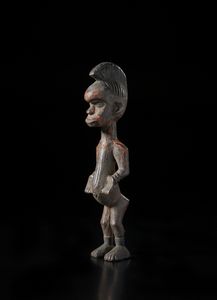 Igbo - Nigeria : Scultura antropomorfa. Legno a patina scura e pigmenti.  - Asta Asta 422 | AFRICA, OCEANIA E AMERICHE - ARTIGIANATO AFRICANO: VARI COMMITTENTI E SELEZIONE DALLA COLLEZIONE BARTOLOMUCCI Online - Associazione Nazionale - Case d'Asta italiane