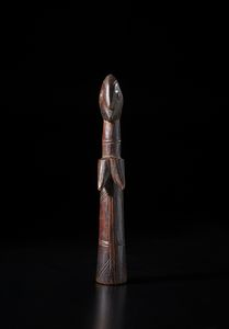 Mossi - Burkina Faso : Bambola di fertilit Biga a figura femminile stilizzata. Legno duro a patina bruno-rossastra.  - Asta Asta 422 | AFRICA, OCEANIA E AMERICHE - ARTIGIANATO AFRICANO: VARI COMMITTENTI E SELEZIONE DALLA COLLEZIONE BARTOLOMUCCI Online - Associazione Nazionale - Case d'Asta italiane