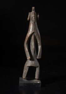 Mumuye - Nigeria/Camerun - Scultura antropomorfa stilizzata caratterizzata da una testa con cresta su collo possente e da due notevoli padiglioni auricolari circolari.Legno duro a patina scura.