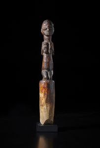 Yoruba -Nigeria - Frammento di bastone con sommit decorata con figura antropomorfa inginocchiata.Legno duro a patina densa e nera.