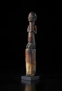 Yoruba -Nigeria : Frammento di bastone con sommit decorata con figura antropomorfa inginocchiata.Legno duro a patina densa e nera.  - Asta Asta 422 | AFRICA, OCEANIA E AMERICHE - ARTIGIANATO AFRICANO: VARI COMMITTENTI E SELEZIONE DALLA COLLEZIONE BARTOLOMUCCI Online - Associazione Nazionale - Case d'Asta italiane