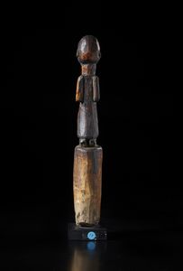 Yoruba -Nigeria : Frammento di bastone con sommit decorata con figura antropomorfa inginocchiata.Legno duro a patina densa e nera.  - Asta Asta 422 | AFRICA, OCEANIA E AMERICHE - ARTIGIANATO AFRICANO: VARI COMMITTENTI E SELEZIONE DALLA COLLEZIONE BARTOLOMUCCI Online - Associazione Nazionale - Case d'Asta italiane