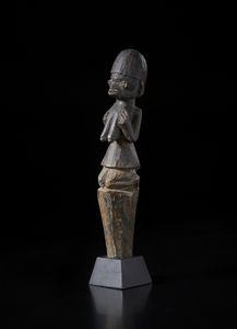 Yoruba -Nigeria - Scultura antropomorfa inginocchiata su sommit di bastone. Legno duro a patina scura.