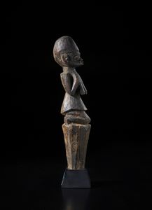 Yoruba -Nigeria : Scultura antropomorfa inginocchiata su sommit di bastone. Legno duro a patina scura.  - Asta Asta 422 | AFRICA, OCEANIA E AMERICHE - ARTIGIANATO AFRICANO: VARI COMMITTENTI E SELEZIONE DALLA COLLEZIONE BARTOLOMUCCI Online - Associazione Nazionale - Case d'Asta italiane