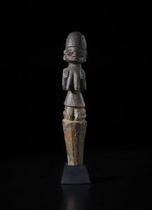 Yoruba -Nigeria : Scultura antropomorfa inginocchiata su sommit di bastone. Legno duro a patina scura.  - Asta Asta 422 | AFRICA, OCEANIA E AMERICHE - ARTIGIANATO AFRICANO: VARI COMMITTENTI E SELEZIONE DALLA COLLEZIONE BARTOLOMUCCI Online - Associazione Nazionale - Case d'Asta italiane