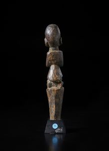 Yoruba -Nigeria : Scultura antropomorfa inginocchiata su sommit di bastone. Legno duro a patina scura.  - Asta Asta 422 | AFRICA, OCEANIA E AMERICHE - ARTIGIANATO AFRICANO: VARI COMMITTENTI E SELEZIONE DALLA COLLEZIONE BARTOLOMUCCI Online - Associazione Nazionale - Case d'Asta italiane