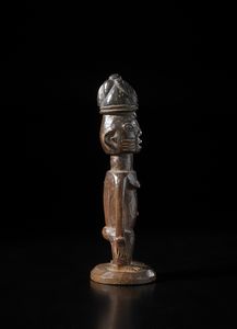 Yoruba -Nigeria : Scultura antropomorfa di gemello singolo ibeji. Legno duro a patina scura.  - Asta Asta 422 | AFRICA, OCEANIA E AMERICHE - ARTIGIANATO AFRICANO: VARI COMMITTENTI E SELEZIONE DALLA COLLEZIONE BARTOLOMUCCI Online - Associazione Nazionale - Case d'Asta italiane