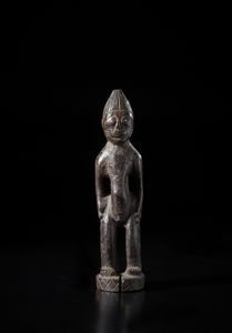 Yoruba -Nigeria - Scultura antropomorfa. Legno duro a patina scura e alluminio.