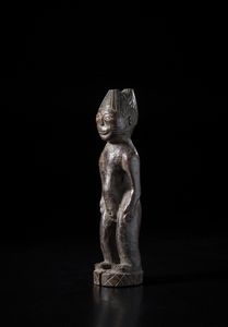 Yoruba -Nigeria : Scultura antropomorfa. Legno duro a patina scura e alluminio.  - Asta Asta 422 | AFRICA, OCEANIA E AMERICHE - ARTIGIANATO AFRICANO: VARI COMMITTENTI E SELEZIONE DALLA COLLEZIONE BARTOLOMUCCI Online - Associazione Nazionale - Case d'Asta italiane