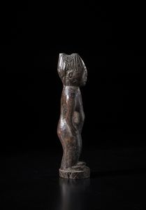 Yoruba -Nigeria : Scultura antropomorfa. Legno duro a patina scura e alluminio.  - Asta Asta 422 | AFRICA, OCEANIA E AMERICHE - ARTIGIANATO AFRICANO: VARI COMMITTENTI E SELEZIONE DALLA COLLEZIONE BARTOLOMUCCI Online - Associazione Nazionale - Case d'Asta italiane