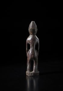 Yoruba -Nigeria : Scultura antropomorfa. Legno duro a patina scura e alluminio.  - Asta Asta 422 | AFRICA, OCEANIA E AMERICHE - ARTIGIANATO AFRICANO: VARI COMMITTENTI E SELEZIONE DALLA COLLEZIONE BARTOLOMUCCI Online - Associazione Nazionale - Case d'Asta italiane