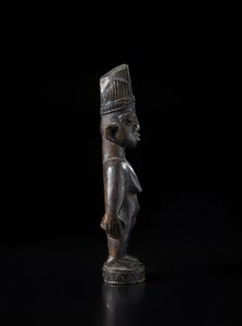 Yoruba -Nigeria : Scultura antropomorfa di gemello singolo Ibeji.Legno duro a patina scura e ferro.  - Asta Asta 422 | AFRICA, OCEANIA E AMERICHE - ARTIGIANATO AFRICANO: VARI COMMITTENTI E SELEZIONE DALLA COLLEZIONE BARTOLOMUCCI Online - Associazione Nazionale - Case d'Asta italiane