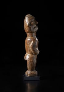 Fon - Nigeria/Benin : Scultura antropomorfa femminile. Legno duro a patina marrone.  - Asta Asta 422 | AFRICA, OCEANIA E AMERICHE - ARTIGIANATO AFRICANO: VARI COMMITTENTI E SELEZIONE DALLA COLLEZIONE BARTOLOMUCCI Online - Associazione Nazionale - Case d'Asta italiane