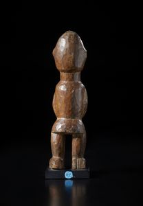 Fon - Nigeria/Benin : Scultura antropomorfa femminile. Legno duro a patina marrone.  - Asta Asta 422 | AFRICA, OCEANIA E AMERICHE - ARTIGIANATO AFRICANO: VARI COMMITTENTI E SELEZIONE DALLA COLLEZIONE BARTOLOMUCCI Online - Associazione Nazionale - Case d'Asta italiane