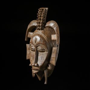 Senufo - Costa d'Avorio/Mali/Burkina Faso : Maschera Kple.Legno duro a patina marrone.  - Asta Asta 422 | AFRICA, OCEANIA E AMERICHE - ARTIGIANATO AFRICANO: VARI COMMITTENTI E SELEZIONE DALLA COLLEZIONE BARTOLOMUCCI Online - Associazione Nazionale - Case d'Asta italiane