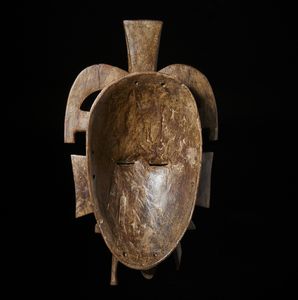 Senufo - Costa d'Avorio/Mali/Burkina Faso : Maschera Kple.Legno duro a patina marrone.  - Asta Asta 422 | AFRICA, OCEANIA E AMERICHE - ARTIGIANATO AFRICANO: VARI COMMITTENTI E SELEZIONE DALLA COLLEZIONE BARTOLOMUCCI Online - Associazione Nazionale - Case d'Asta italiane