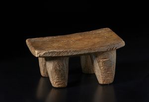 Mossi - Burkina Faso - Seggio. Legno massiccio con patina marrone.