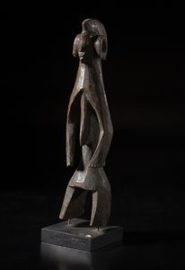 Mumuye - Nigeria/Camerun : Scultura antropomorfa stilizzata caratterizzata da una testa con cresta su collo possente e da due notevoli padiglioni auricolari circolari.Legno duro a patina scura.  - Asta Asta 422 | AFRICA, OCEANIA E AMERICHE - ARTIGIANATO AFRICANO: VARI COMMITTENTI E SELEZIONE DALLA COLLEZIONE BARTOLOMUCCI Online - Associazione Nazionale - Case d'Asta italiane