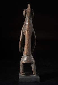 Mumuye - Nigeria/Camerun : Scultura antropomorfa stilizzata caratterizzata da una testa con cresta su collo possente e da due notevoli padiglioni auricolari circolari.Legno duro a patina scura.  - Asta Asta 422 | AFRICA, OCEANIA E AMERICHE - ARTIGIANATO AFRICANO: VARI COMMITTENTI E SELEZIONE DALLA COLLEZIONE BARTOLOMUCCI Online - Associazione Nazionale - Case d'Asta italiane