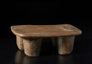 Mossi - Burkina Faso : Seggio. Legno massiccio con patina chiara.  - Asta Asta 422 | AFRICA, OCEANIA E AMERICHE - ARTIGIANATO AFRICANO: VARI COMMITTENTI E SELEZIONE DALLA COLLEZIONE BARTOLOMUCCI Online - Associazione Nazionale - Case d'Asta italiane