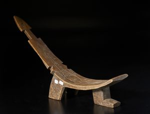 Mossi - Burkina Faso : Seggio con decoro inciso in forma di coccodrillo stilizzato.Legno duro a patina chiara.  - Asta Asta 422 | AFRICA, OCEANIA E AMERICHE - ARTIGIANATO AFRICANO: VARI COMMITTENTI E SELEZIONE DALLA COLLEZIONE BARTOLOMUCCI Online - Associazione Nazionale - Case d'Asta italiane