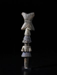 Yoruba -Nigeria - Scultura Shango con figura antropomorfa. Legno duro con caolino e pigmenti.