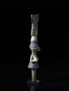 Yoruba -Nigeria : Scultura Shango con figura antropomorfa. Legno duro con caolino e pigmenti.  - Asta Asta 422 | AFRICA, OCEANIA E AMERICHE - ARTIGIANATO AFRICANO: VARI COMMITTENTI E SELEZIONE DALLA COLLEZIONE BARTOLOMUCCI Online - Associazione Nazionale - Case d'Asta italiane