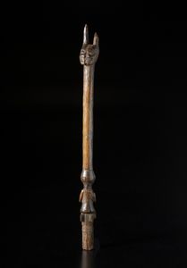 Yoruba -Nigeria : Scettro o Shango con figura antropomorfa inginocchiata alla base e testa zoomorfa nella parte sommitale.Legno duro a patina scura.  - Asta Asta 422 | AFRICA, OCEANIA E AMERICHE - ARTIGIANATO AFRICANO: VARI COMMITTENTI E SELEZIONE DALLA COLLEZIONE BARTOLOMUCCI Online - Associazione Nazionale - Case d'Asta italiane