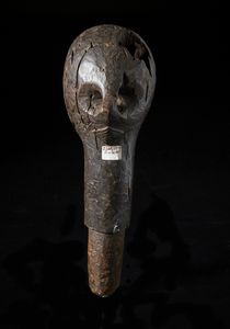 Fang - Gabon : Picchetto con testa antropomorfa o guardiano di reliquiario. Legno a patina scura.  - Asta Asta 422 | AFRICA, OCEANIA E AMERICHE - ARTIGIANATO AFRICANO: VARI COMMITTENTI E SELEZIONE DALLA COLLEZIONE BARTOLOMUCCI Online - Associazione Nazionale - Case d'Asta italiane