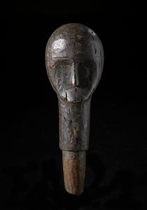 Fang - Gabon : Picchetto con testa antropomorfa o guardiano di reliquiario. Legno a patina scura.  - Asta Asta 422 | AFRICA, OCEANIA E AMERICHE - ARTIGIANATO AFRICANO: VARI COMMITTENTI E SELEZIONE DALLA COLLEZIONE BARTOLOMUCCI Online - Associazione Nazionale - Case d'Asta italiane