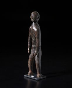 Pende - Repubblica Democratica del Congo : Scultura antropomorfa. Legno duro a patina scura.  - Asta Asta 422 | AFRICA, OCEANIA E AMERICHE - ARTIGIANATO AFRICANO: VARI COMMITTENTI E SELEZIONE DALLA COLLEZIONE BARTOLOMUCCI Online - Associazione Nazionale - Case d'Asta italiane