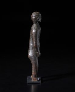 Pende - Repubblica Democratica del Congo : Scultura antropomorfa. Legno duro a patina scura.  - Asta Asta 422 | AFRICA, OCEANIA E AMERICHE - ARTIGIANATO AFRICANO: VARI COMMITTENTI E SELEZIONE DALLA COLLEZIONE BARTOLOMUCCI Online - Associazione Nazionale - Case d'Asta italiane